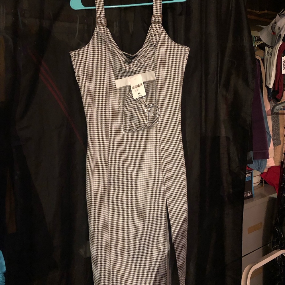 Forever 21 dress XL. Brand new with tag. It also includes a face mask to match.